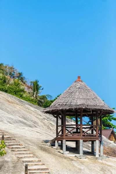 Деревянная хижина на пляже — стоковое фото
