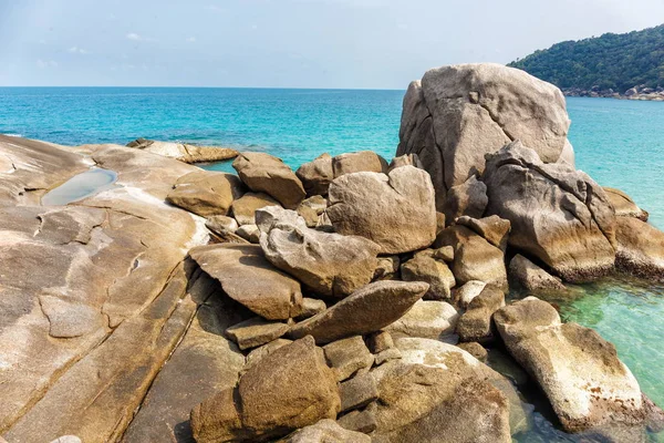 Große Felsen am Strand — Stockfoto