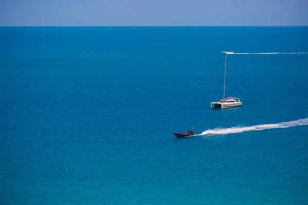 O barco no oceano azul — Fotografia de Stock