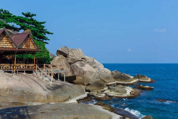 Sahildeki ahşap kulübe.