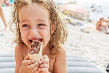 Küçük çocuk dondurma yiyor.