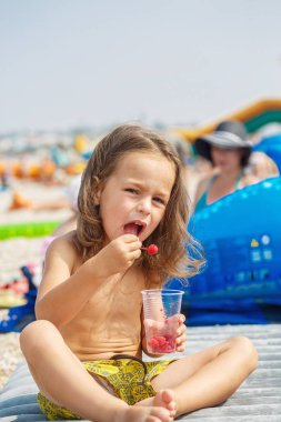 Güzel oğlan ahududu yiyor