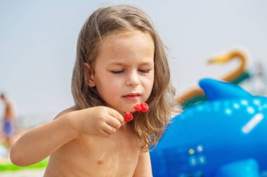 Güzel oğlan ahududu yiyor