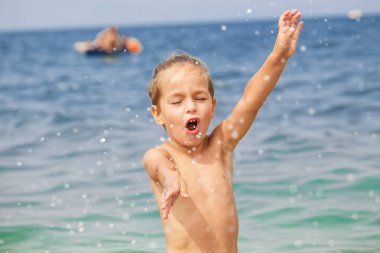 Mutlu küçük çocuk