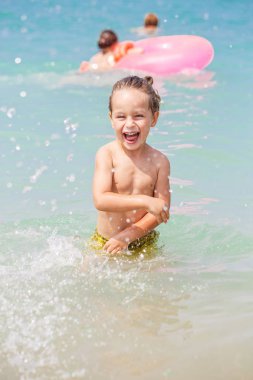 Mutlu küçük çocuk