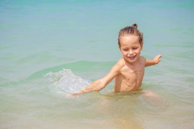 Mutlu küçük çocuk