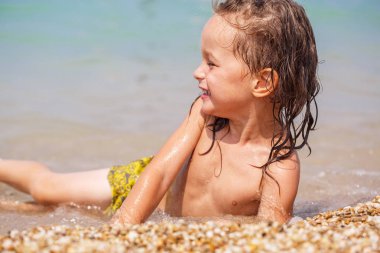 Tabaklanmış uzun saçlı çocuk