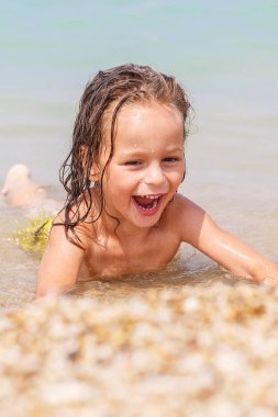 Tabaklanmış uzun saçlı çocuk