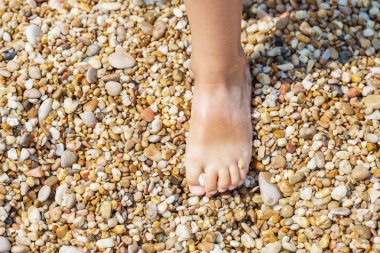 Sahilde küçük ayakları