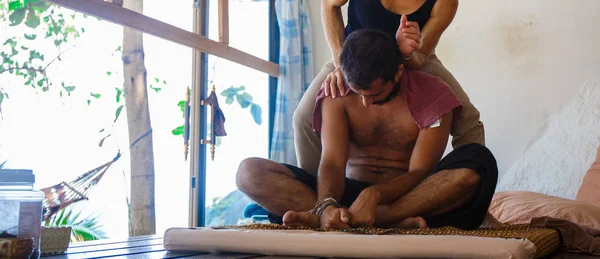 Giovane uomo su un massaggio — Foto Stock