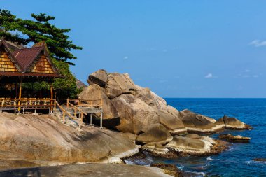 Sahildeki ahşap kulübe.