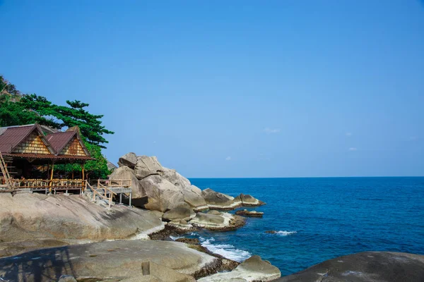 Sahildeki ahşap kulübe.