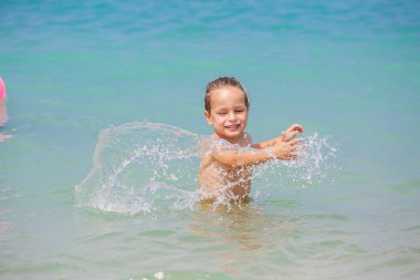 Mutlu küçük çocuk