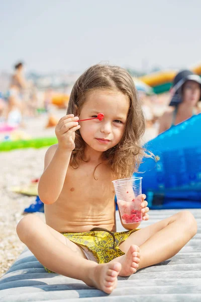 Güzel oğlan ahududu yiyor