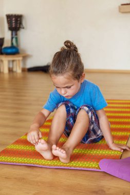 Bir yoga sınıfına küçük çocuk