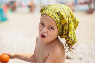 Sahilde güzel çocuk