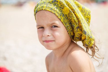 Sahilde güzel çocuk