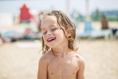 Sahilde güzel çocuk