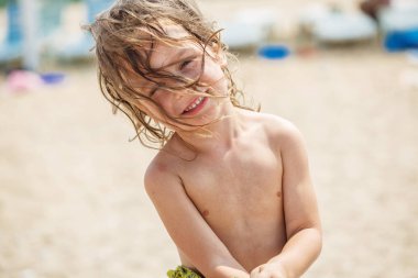 Sahilde güzel çocuk