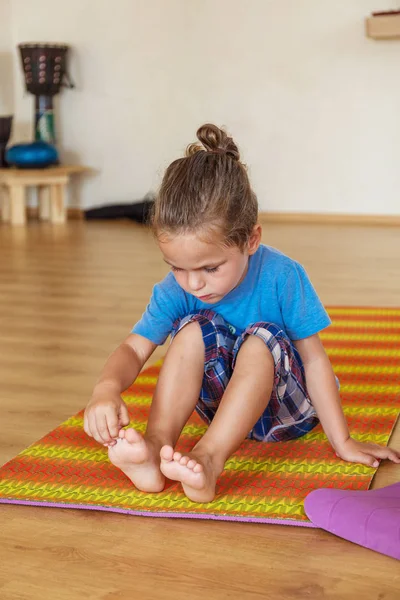 Bir yoga sınıfına küçük çocuk — Stok fotoğraf