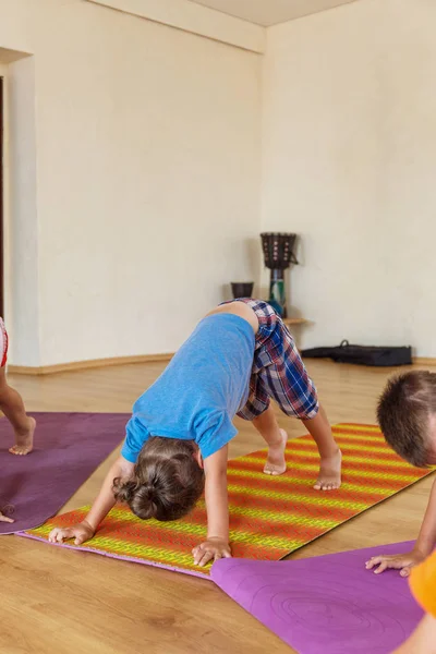 Bir yoga sınıfına küçük çocuk — Stok fotoğraf