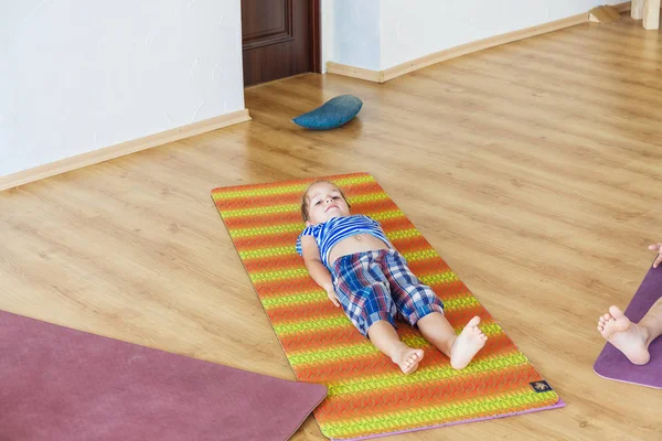 Bir yoga sınıfına küçük çocuk — Stok fotoğraf