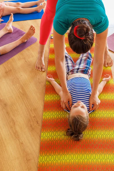 Bir yoga sınıfına küçük çocuk — Stok fotoğraf