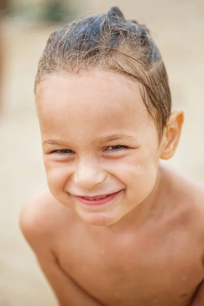Mooie jongen op het strand — Stockfoto
