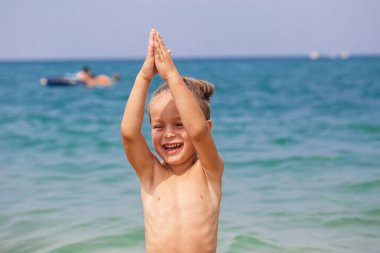 Mutlu küçük çocuk