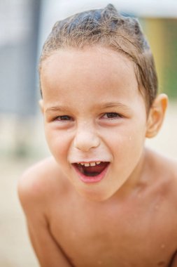 Sahilde güzel çocuk