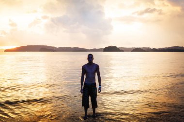 Gün batımı arka planda yakışıklı adam