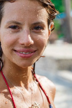 Duş altında çekici kadın