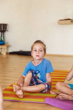 Bir yoga sınıfına küçük çocuk