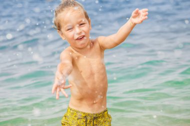 Mutlu küçük çocuk