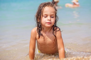 Tabaklanmış uzun saçlı çocuk