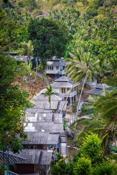 Dach-Bungalows im Palmen-Dschungel — Stockfoto