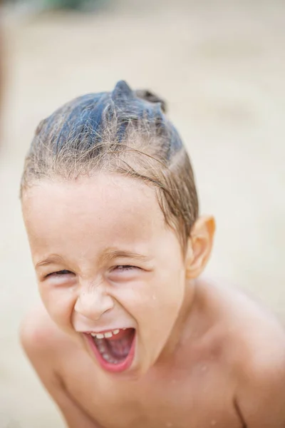 해변에서 아름 다운 아이 — 스톡 사진