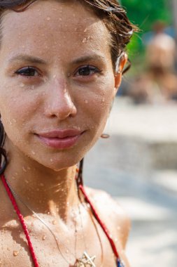 Duş altında çekici kadın