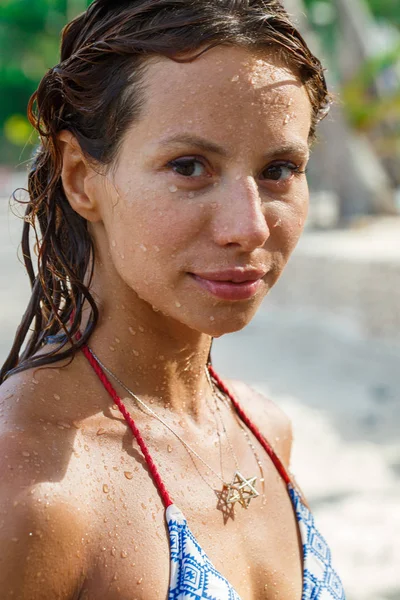 Duş altında çekici kadın