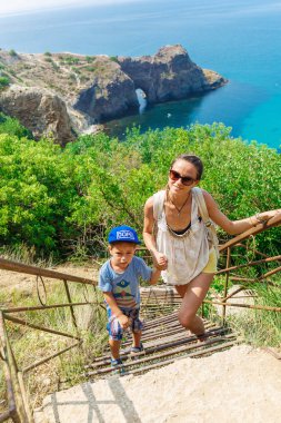 Sevimli çocuk annesi ile