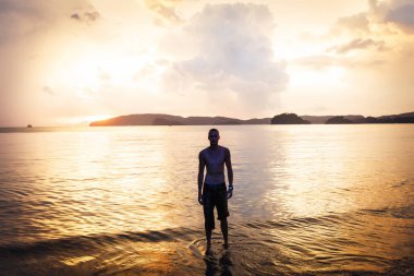 Gün batımı arka planda yakışıklı adam
