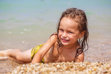 Tabaklanmış uzun saçlı çocuk