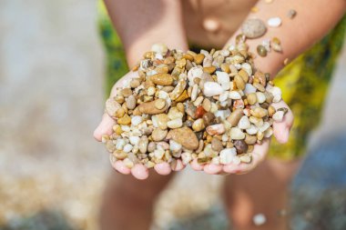 Çakıl taşları ile çocuk el