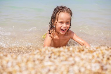 Tabaklanmış uzun saçlı çocuk