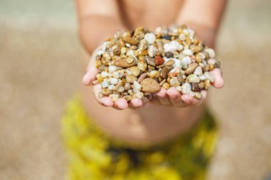 Çakıl taşları ile çocuk el