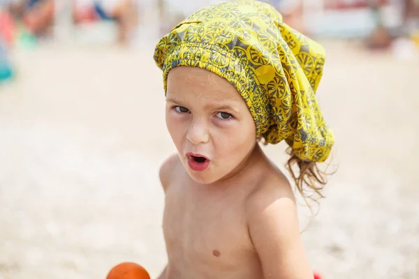 Beau gosse sur la plage — Photo