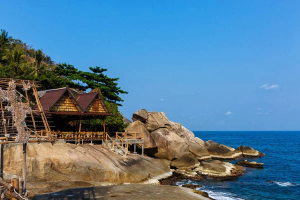 Sahildeki ahşap kulübe.