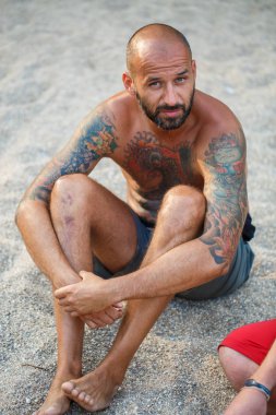 Handsone adam sahilde