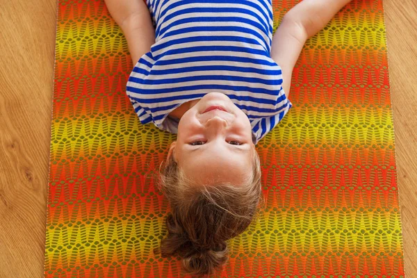 Menino em uma aula de ioga — Fotografia de Stock