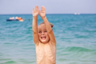 Mutlu küçük çocuk